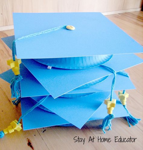 Cute DIY graduation caps for preschool. {Stay At Home Educator} Diy Graduation Caps, Vpk Graduation, Preschool Graduation Party, Kindergarten Graduation Party, Pre K Graduation, Diy Preschool, Graduation Crafts, Aktiviti Kanak-kanak, Diy Graduation Cap