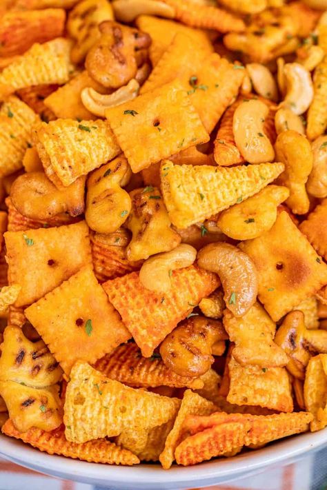 Buffalo Ranch Snack Mix – SO good! I took this to a party and it was the first thing to go. Everybody asked for the recipe!! Bugles, Goldfish pretzels, Cheez-its cheesy crackers, cashews, ranch dressing mix, buffalo sauce, and vegetable oil. Toss together, bake and enjoy! This is a great snack for parties, game day, and movie nights. Bugles Recipes, Ranch Cashews, Cheesy Pretzels, Buffalo Pretzels, Ranch Dressing Packet, Goldfish Snack, Cheesy Crackers, Buffalo Ranch, Chex Mix Recipes