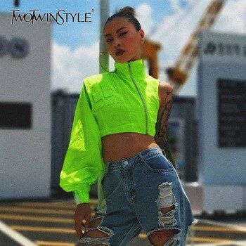 be53ee61104935234b174e62a07e53cfdesc38876363ri Asymmetrical Coat, Crop Top Jacket, Ladies Short Jackets, Streetwear Jackets, Streetwear Shorts, Fashion Styling, Woman Standing, Female Fashion, Casual Streetwear