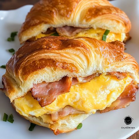 Easy croissant breakfast sandwiches recipe with eggs, cheese, and ham. Perfect for a quick and delicious morning meal, ready in 15 minutes! Crossiants Breakfast Ideas, Crossant Breakfast Recipes, Ham And Cheese Croissant Bake, Crossaint Breakfast Ideas, Crossaint Sandwich, Croissant Breakfast Sandwiches, Recipe With Eggs, Crossant Recipes, Easy Breakfast Sandwich