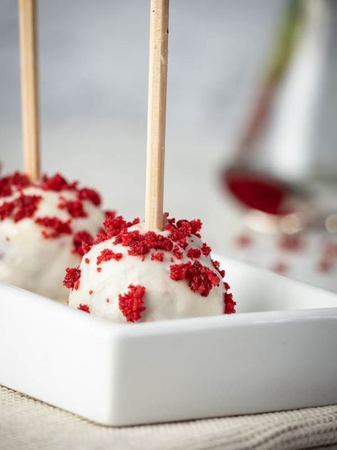 Red Velvet Cake Pops Recipe, White Chocolate Cake Pops, Fun Easy Desserts, Purple Velvet Cakes, Red Velvet Cake Pops, Velvet Cakes, Season Recipes, Pops Cake, Chocolate Cake Pops