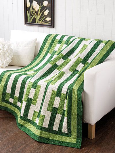 Quilts With Green Fabric, Green And White Quilts, Green Quilts Ideas, Leaf Litter, Irish Quilt, Bed Quilt Patterns, Green Quilts, History Of Quilting, Beginner Quilt