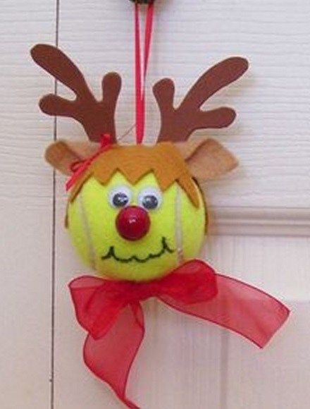 Tennis Balls Transformed Into Christmas Ornaments Pickle Crafts, Tennis Ball Crafts, Tennis Crafts, Tennis Ornament, Tennis Ideas, Tennis Christmas, Chirstmas Decor, Tennis Art, Tennis Girl