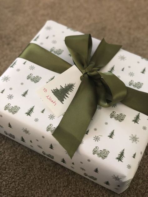 Wrapping Paper Theme Ideas, Cute Wrapping Paper Christmas, Green Wrapping Paper Ideas, Aesthetic Christmas Wrapping, Elegant Gift Wrapping Ideas, Creative Christmas Gift Wrapping, Packing Ideas Gift, Box Noel, Christmas Gift Wrapping Diy