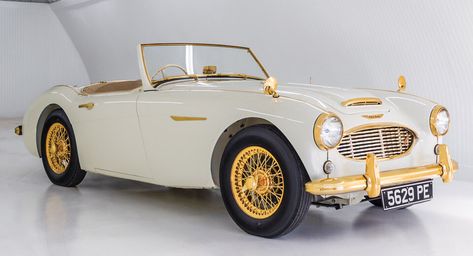 One-Off Golden Austin Healey Is Worthy Of Austin Powers Trucks Lifted, Princess Car, Studebaker Trucks, Old Vintage Cars, Cars Uk, Austin Healey, Classy Cars, Vintage Bicycles, Classic Cars Vintage