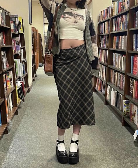 Flowy Long Skirt, Long Plaid Skirt, Plaid Skirt Outfit, Midi Skirt Outfit, Long Skirt Outfits, Downtown Outfits, Shirts Ideas, Mesh Overlay, Swaggy Outfits