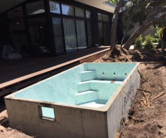 Semi Above Ground Plunge Pool, Cheap Plunge Pool Ideas, Drop In Pool Ideas, Above Ground Plunge Pool Ideas, Fiberglass Plunge Pool Ideas, Pool On Sloped Yard, Above Ground Pool Steps Ideas, Above Ground Plunge Pool, Diy Plunge Pool