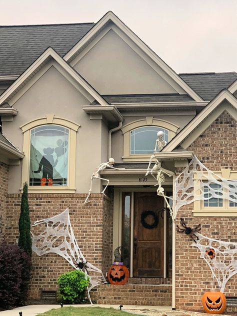 Spooktacular Halloween decorating with skeletons climbing a house #skelliefun #lake #halloween #ribtickling #spinetingling #humerus ©homeiswheretheboatis.net Decorating With Skeletons, Skull Cookies, Candy Cocktails, Halloween Skeleton Decorations, Cookie House, Skeleton Decorations, Lake Norman, Spooktacular Halloween, Halloween Decorating