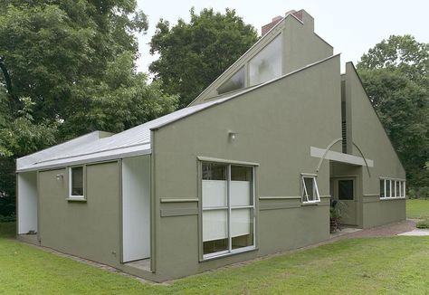 vanna venturi house_usa_1964_robert venturi Vanna Venturi House, Denise Scott Brown, Robert Venturi, Postmodern Architecture, Post Modern Architecture, 3 Storey House Design, Scott Brown, Modern Architecture House, Post Modern