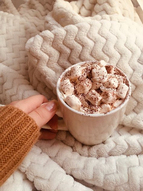 Hot Chocolate Marshmallows Aesthetic, Hot Cacao Drink Aesthetic, Cozy Hot Chocolate Aesthetic, Cosy Hot Chocolate Aesthetic, Aesthetic Hot Chocolate Pictures, Fall Hot Chocolate Aesthetic, Hot Choc Aesthetic, Hot Chocolate Autumn, Winter Hot Chocolate Aesthetic