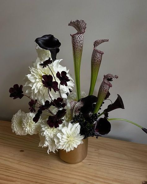 Lush Floral Arrangements, Dark Green Floral Arrangements, Dark Flower Centerpieces, Nye Floral Arrangements, Edgy Flower Arrangements, Gothic Wedding Florals, Spooky Floral Arrangements, Gothic Floral Arrangements, Spooky Flower Arrangements