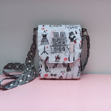 Coudre une pochette bandoulière Dans cette vidéo, je vous propose de réaliser une petite pochette bandoulière. une fois terminée, la pochette mesure 15 cm x 20 cm - fond 4 cm Diy Couture, Floral Art, Purse Wallet, 20 Cm, Diaper Bag, Coco, Couture, Wallet, Sewing