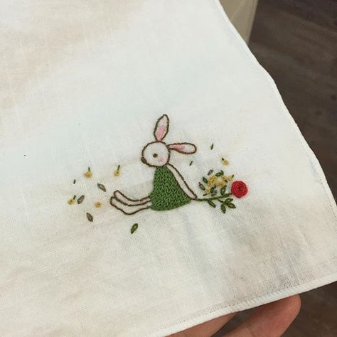 Crewel Embroidery, Crewel Embroidery Tutorial, Broderie Simple, Crewel Embroidery Patterns, Crewel Embroidery Kits, Pola Sulam, Baby Embroidery, Learn Embroidery, 자수 디자인