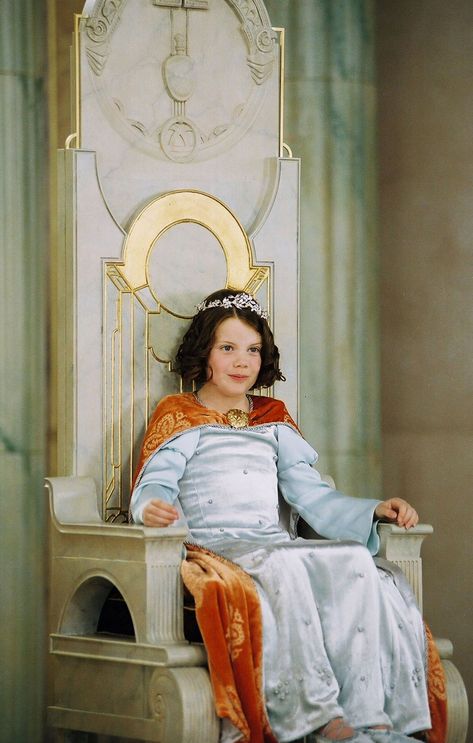 Georgie Henley as Lucy Pevensie - The Chronicles of Narnia The Lion, The Witch, and The Wardrobe Lucy Narnia, Narnia Costumes, Lion Witch Wardrobe, Coronation Gown, Narnia Movies, Peter Pevensie, Lucy Pevensie, Narnia 3, Edmund Pevensie