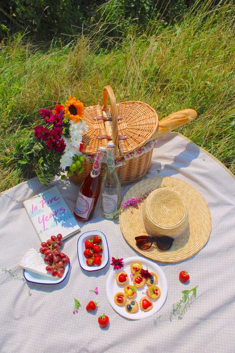 Cottage Core Food, Romantic Picnic Food, Picnic Aesthetics, Cottage Core Picnic, Charcuterie Picnic, Picnic Fashion, Picnic Date Food, Cottagecore Picnic, Picnic Activities