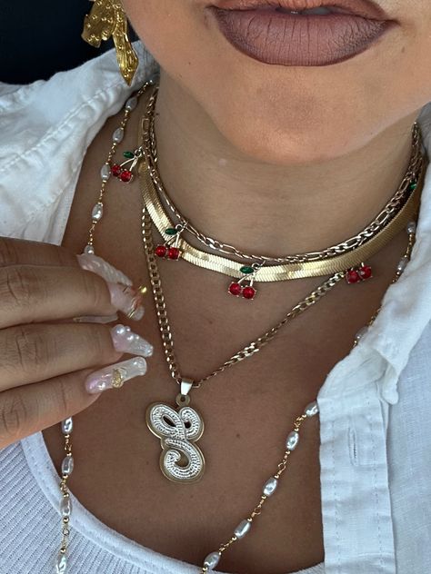 Gold Latina Aesthetic, Sade Girls Aesthetic Jewellery, Latina Necklace Aesthetic, Latina Gold Jewelry Aesthetic, Old School Jewelry, Chucky Jewellery, Sade Jewelry Aesthetic, Gold Jewelry Latina, Mexican Jewelry Aesthetic