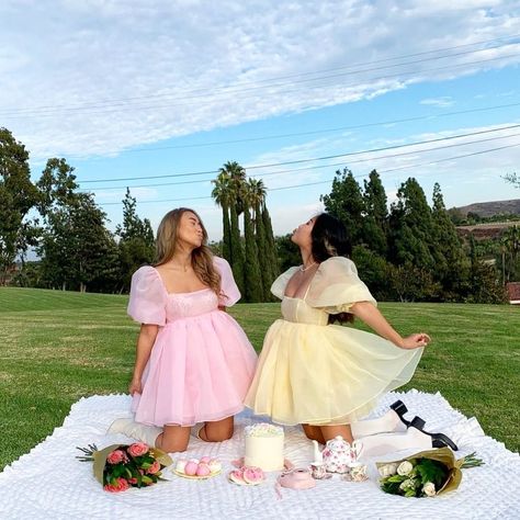 Selkie ™ on Instagram: “It’s a puff date party! @tammy.tot @r.achelkang pour the tea please!” Bridgerton Dresses, Selkie Dress, Chique Outfit, Puffy Dresses, Puff Dress, Dress Aesthetic, Fairytale Dress, Mode Ootd, Dress Party