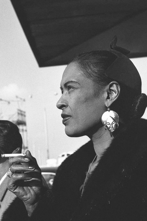 Billie Holiday - #smoking #smoke #cigarette #fumar #fumando #cigarro #fumer Billy Holiday, Lady Sings The Blues, Jeff Buckley, Vintage Black Glamour, Musica Rock, Billie Holiday, Louis Armstrong, I'm With The Band, Jazz Musicians