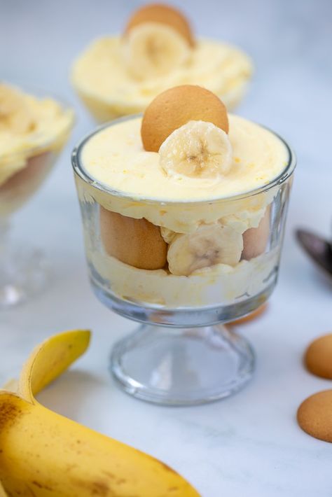 This delicious, creamy Banana Pudding Recipe is made with from-scratch vanilla pudding, sweet bananas, and vanilla wafers, for the best version of banana pudding--period. Creamy Banana Pudding Recipe, Banana Pudding Cups, Puding Pisang, Pudding Cup Recipes, Banana Pudding From Scratch, Homemade Banana Pudding Recipe, Homemade Vanilla Pudding, Easy Banana Pudding, Banana Pudding Recipe