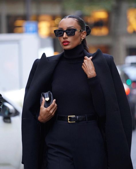 Luxury Outfits Women, How To Look Expensive, Luxury Wardrobe, Woman In Black, Jasmine Tookes, Classic Style Outfits, Estilo Chic, Black Luxury, Quiet Luxury