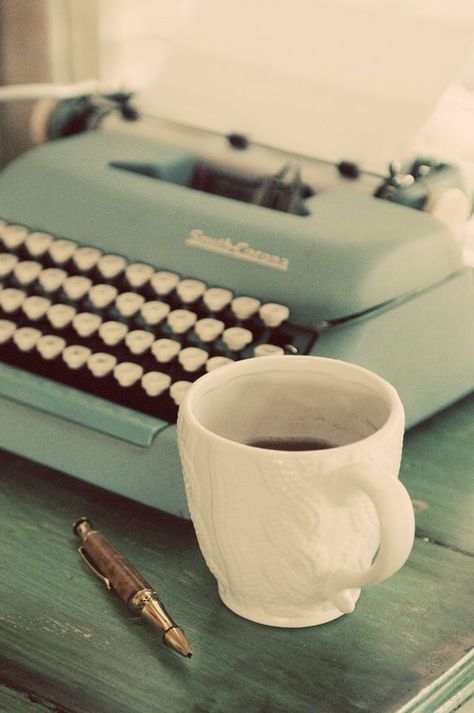 Old Fashioned Typewriter, Old Typewriter, White Coffee Cups, Writing Space, Design Del Prodotto, Vintage Typewriters, Photo Projects, Coffee And Books, A Cup Of Coffee