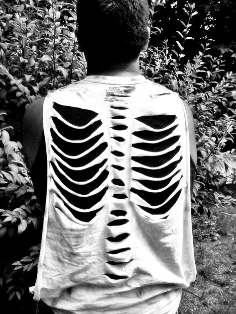 Ripped Shirt Ideas, Ripped Up Shirt, Concert Tshirt Diy, Ribcage Fashion, Fun Ways To Cut Shirts, Punk Shirts Diy, Diy Ripped Shirt, Diy Ribcage, Diy Grunge Shirt