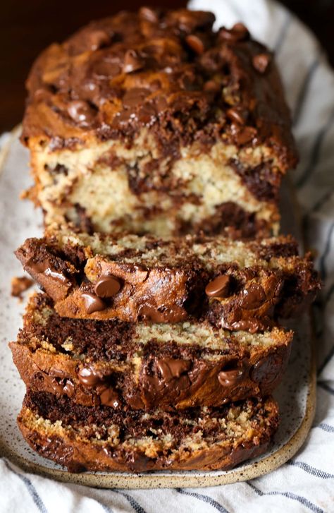 Chocolate Marbled Banana Bread is so easy to make! This recipe is moist and fluffy, filled with chocolate chips and a gorgeous chocolate banana swirl. Brownies Banana, Banana Swirl, Marbled Banana Bread, Biscuit Cinnamon Rolls, Chocolate Cake Mix Recipes, Banana Bread Brownies, Cookies And Cups, Banana Bread Cookies, Homemade Banana Bread