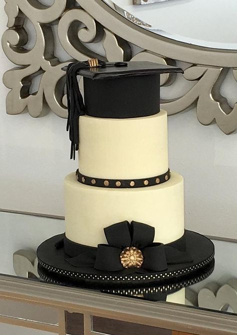 2 Layer Graduation Cake, Graduation Cake Designs 2023, Prom Cakes Ideas, Black And White Graduation Cake, Unique Graduation Cakes Design, 3 Tier Graduation Cake, 2 Tier Graduation Cake, Graduation Cake Aesthetic, Elegant Graduation Cakes