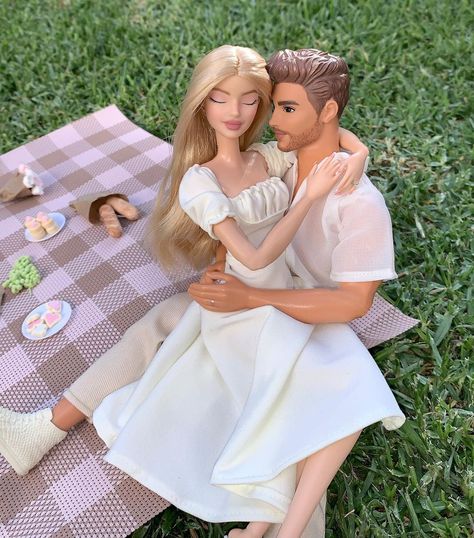 Couple Picnic, Barbie Tumblr, Realistic Barbie, Barbie Y Ken, Baby Barbie, Barbies Pics, Barbie Doll Set, Barbie Family, Girls Support Girls