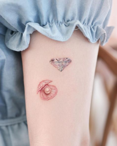 하늘˚₊꽃타투 컬러타투 on Instagram: “✨💎✨ - @tattoo.haneul #diamondtattoo #pearltattoo #gemstonetattoo” Diamond And Pearl Tattoos, Mother Of Pearl Tattoo, Pearls Tattoo, Tattoo Drawing Ideas, Crystal Tattoos, Tattoo Fillers, Pearl Tattoo, Seashell Tattoos, Diamond Tattoo