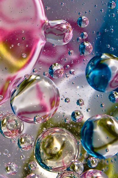 Burbujas de soñadores. Colorful Bubbles, Tapeta Galaxie, Blowing Bubbles, Foto Tips, Water Photography, Water Art, Foto Art, Water Droplets, 판타지 아트