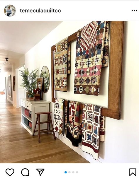 Displaying Quilts, Quilt Frame, Old Screen Doors, Quilt Ladder, Quilt Room, Quilt Hangers, Rustic Quilts, Quilt Display, Antique Booth