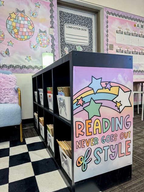 Star Classroom Decor, Upper Elementary Classroom Decor Themes, Swiftie Classroom, Classroom Library Decor, Disco Classroom, Taylor Swift Classroom, Preppy Classroom, Upper Elementary Classroom Decor, Teaching Classroom Decor