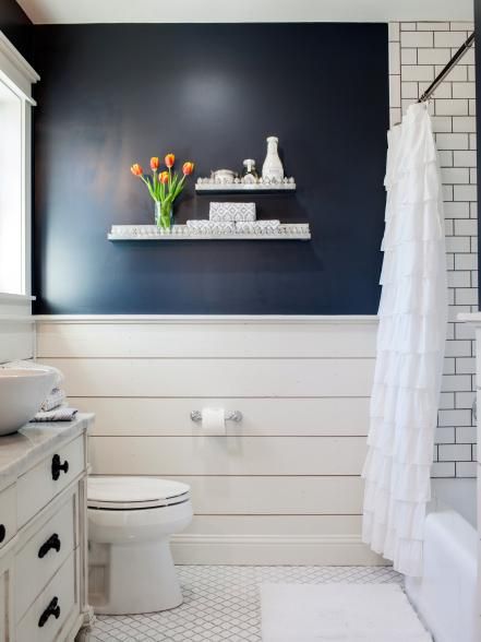 Chip and Joanna reconfigured and opened up the bathroom, stealing space from an adjacent linen closet. They also gave it a whole new look with painted shiplap, white subway tile and rich navy wall paint. Washroom Mirror, Makeover Kamar Mandi, Farmhouse Bathroom Decor Ideas, Shiplap Bathroom, Revere Pewter, Decor Ikea, Bad Inspiration, Decor Baie, White Subway Tile