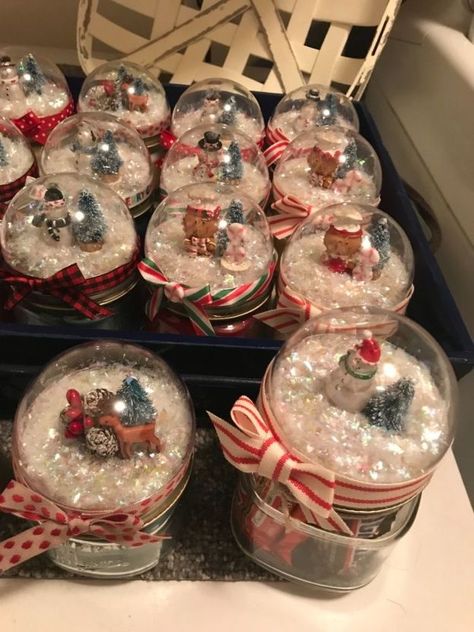 Need a Cute homemade gift? These are perfect holiday gifts for friends and family or anyone on your list. Talk about crazy cute and easy. Snow Globe Mason Jar Gifts, Handmade Christmas Gifts From Children, Mason Jar Snow Globe, Handmade Christmas Gifts Diy, Candle Diy Mason Jar, Holiday Gifts For Friends, Diy Christmas Gifts For Friends, Jul Diy, Jars Snow