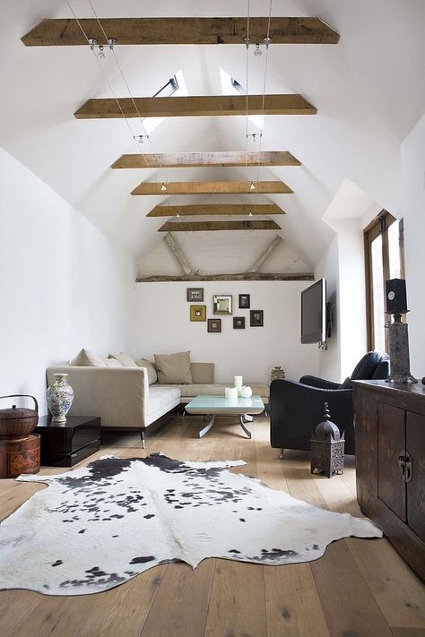 Double-height living room of London home with innovative use of ceiling beams [From: Adrienne Chinn Design] Sloped Ceiling Living Room, Farmhouse Chic Living Room, Coastal Chic Living Room, Rustic Chic Living Room, Double Height Living Room, Beams Living Room, London Living Room, Modern Rustic Living Room, Eclectic Farmhouse