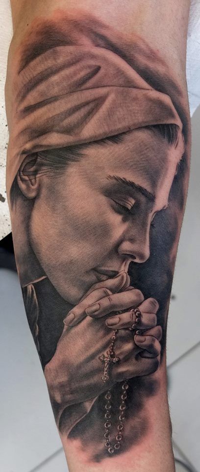 Praying Rosary, Pray Tattoo, Maria Tattoo, Prayer Tattoo, Justice Tattoo, Rosary Tattoo, Portrait Tattoos, Worlds Best Tattoos, Religious Tattoos