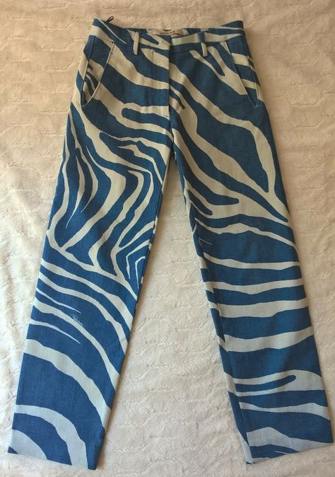 Bleached Pants Diy, Zibra Paint Outfit, Zebra Print Jeans, Diy Jeans Bleach, Jeans Bleach Diy Ideas, Cool Jeans Diy, Bleach Pants Ideas, Things To Paint On Jeans, Bleach Jeans Diy