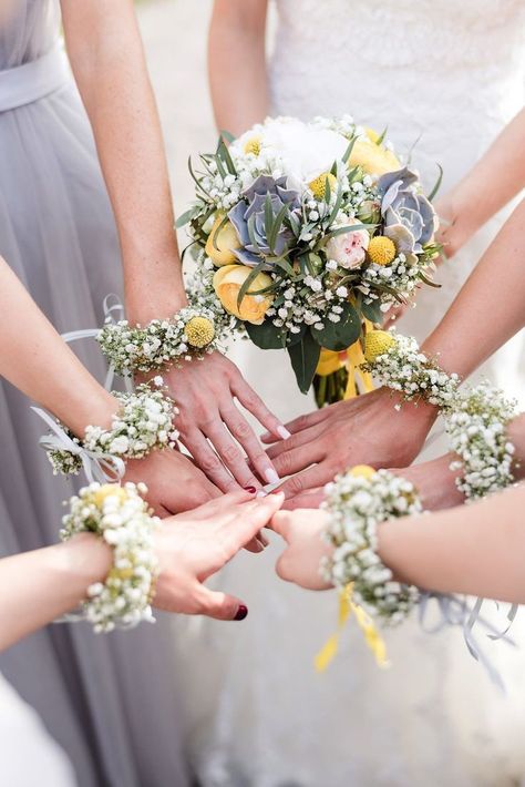 Flower Bracelet Wedding, Bridemaids Hairstyles, Pola Macrame, Wedding Flower Jewelry, Simple Bride, Maid Of Honour, Wedding Hair Down, Wedding Headband, Bridesmaid Flowers