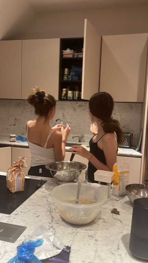 Baking With Friends Photos, Living With Bestie, Baking With Bestie, Hangout With Friends Aesthetic, Baking With Friends Aesthetic, Summer Pics With Friends, Friendship Goals Aesthetic, Sleepover With Bestie, Best Friend Sleepover