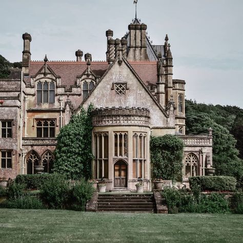 Academia Aesthetics on Twitter: "British beauties… " Dark Academia Aesthetic House, British Mansion, Dark Academia House, Aesthetic House Exterior, Soul Catcher, Academia House, Mansion Aesthetic, Victorian Mansions, Chateau France