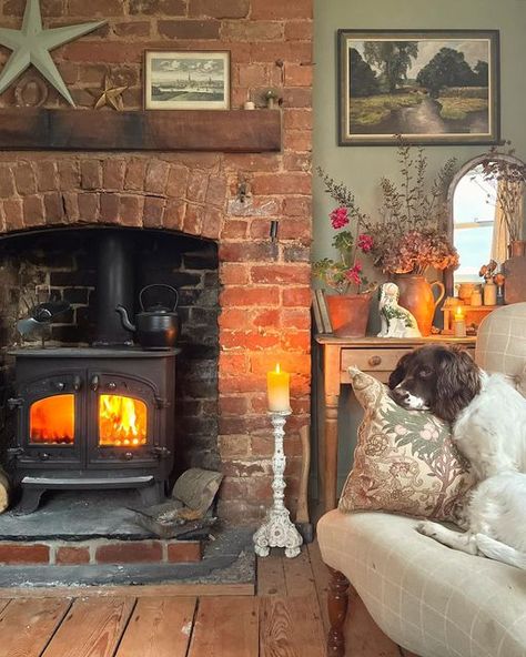 Fire Places Ideas Living Room Cottage, Cottage Fireplaces, English Cottage Style Living Room, Victorian Cottage Interior, Victorian Home Renovation, Cottage Style Living Room, Have A Lovely Evening, Cosy Fireplace, Cottage Fireplace