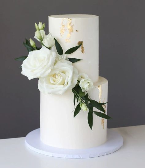 White flower cake Classic Wedding Cake With Flowers, Wedding Cakes Simple Elegant Romantic, Wedding Cake White Roses, White Flower Cake, Wedding Cake Simple Elegant, 2 Tier Wedding Cakes, Susie Cakes, Cake Structure, 50th Anniversary Cakes