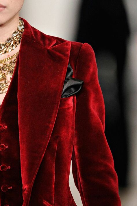 Red Velvet. Red Play, Ralph Lauren Fall, Lady Macbeth, 2020 Fashion Trends, Elegante Casual, Ralph Lauren Collection, Three Piece Suit, Velvet Jacket, Wearing Red