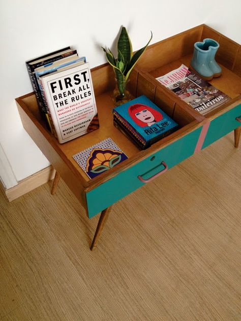 Repurpose 2 drawers to make a vintage side table | Recyclart Old Drawers, Hemma Diy, Diy Casa, Vintage Side Table, Recycled Furniture, Flipping Furniture, Redo Furniture, Repurposed Furniture, Upcycled Furniture