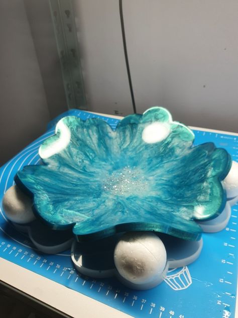 I got up at just the right time to be able to bend this resin into a bowl. First attempt 🤞 Free Form Resin Bowl, Epoxy Resin Bowls, Resin Bowl Ideas, Bending Resin, Resin Bowls Diy How To Make, Resin Bowls, Resin Bowl, Amazing Resin, Crystal Clear Epoxy Resin