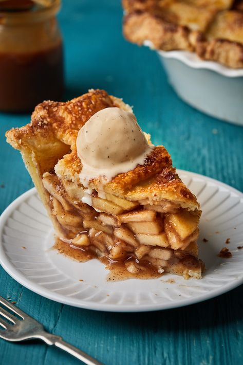 Classic Homemade Apple Pie | Olive & Mango Half Baked Harvest Apple Pie, Gourmet Apple Pie, Apple Pie Thanksgiving, Apple Food Ideas, Thanksgiving Apple Pie, Buttery Flaky Pie Crust, Deep Dish Apple Pie, Making Apple Pie, Slice Of Pie