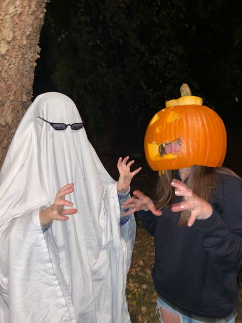 Carving Pumpkins Aesthetic With Friends, Halloween Insta Post, Halloween With Friends, Fall Sleepover, Fall Aesthetic Pictures, Halloween Sleepover, Studera Motivation, Halloween Friends, Fall Friends