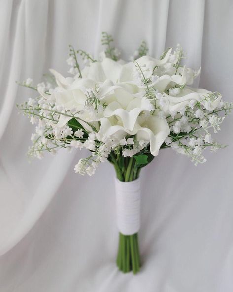 Bucket Bunga Wedding, Wedding Bucket Flowers, White Calla Lily Bouquet, Wedding Bucket, Brides Flowers Bouquet, خواتم خطوبة, Simple Wedding Bouquets, Bridal Shower Balloons, Bridal Bouquet Flowers