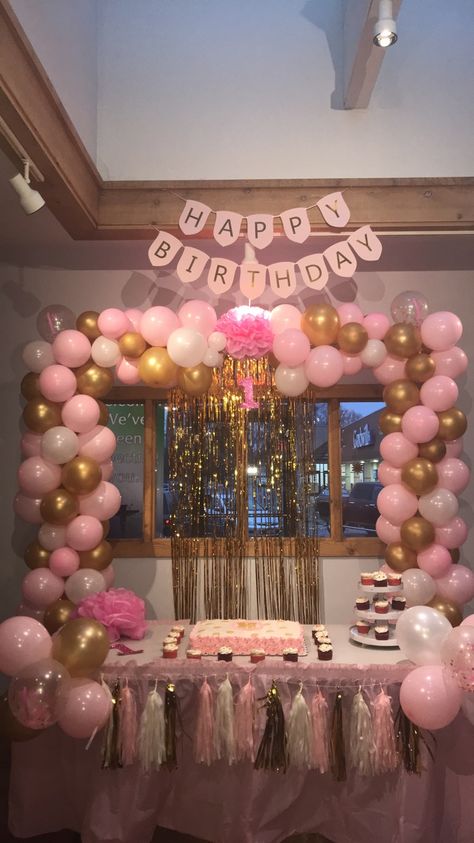 Pink And Brown Themed Birthday Party, Party Decor Pink And Gold, Pink N Gold Birthday Party, Pink Birthday Decorations Ideas At Home, Birthday Ideas Pink And Gold, Pastel Pink Themed Birthday Party, Gold And Pink Theme Party, Pink And White And Gold Birthday Party, Birthday Pink Theme Decor